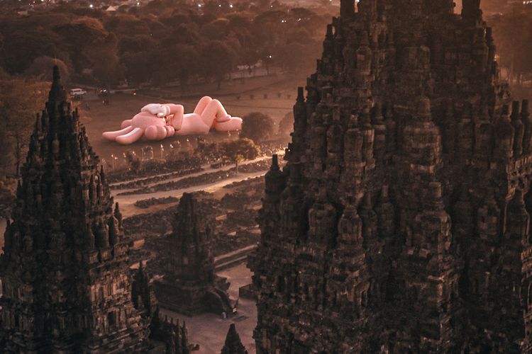 KAWS bersama AllRightReserved dan AKG Entertainment, menampilan boneka raksasa berukuran panjang 45 meter berwarna merah muda yang dinamai dengan ?Accomplice? di Candi Prambanan Yogyakarta