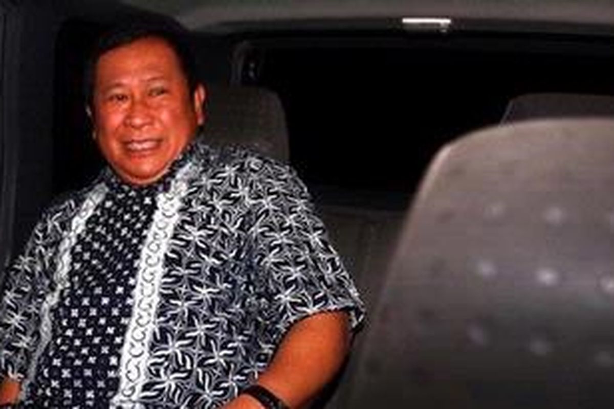 Mantan Kabareskrim, Komjen Susno Duadji usai menjalani pemeriksaan di Badan Reserse Kriminal Mabes Polri, Jakarta Selatan, Rabu (20/4/2010). Susno keluar melalui pintu samping gedung Bareskrim dan mengecoh para wartawan yang telah menunggu hingga delapan jam lebih. 