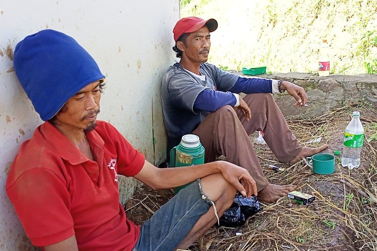 Ujang (baju merah) hanya bisa pasrah kehilangan kerbau satu-satu miliknya lantaran dicuri orang. Kerbau miliknya ditemukan warga 2km dari rumahnya dengan kondisi sudah di potong dan dagingnya sudah hilang.