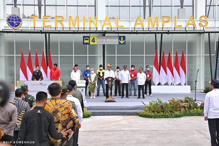 Presiden Jokowi meresmikan Terminal Amplas di Medan pada Kamis (9/2/2023), setelah revitalisasi selama tiga tahun. 