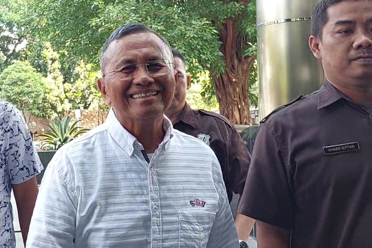 Mantan menteri Badan Usaha Milik Negara (BUMN), Dahlan Iskan. Namanya kini terseret dalam kasus dugaan penggelapan yang ditangani Polda Jatim. 