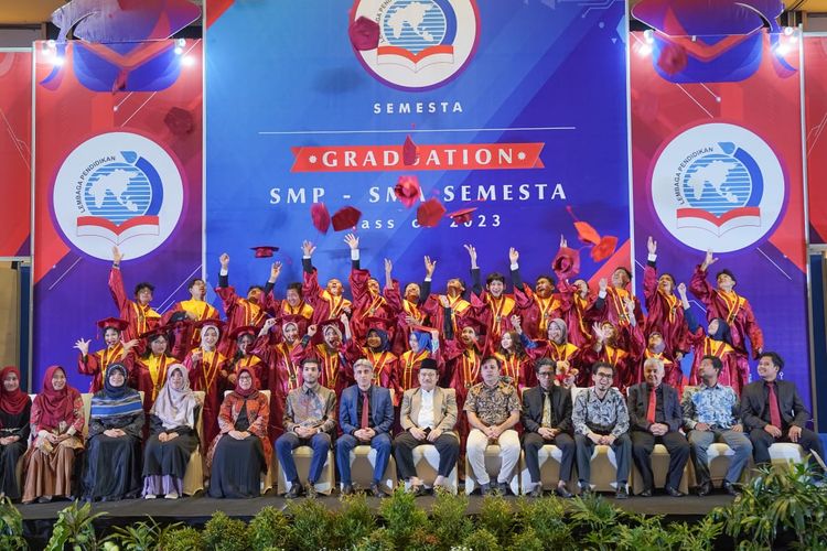Seremoni wisuda SMP dan SMA Semesta Semarang untuk siswa angkatan Tahun Ajaran 2023/2024 pada hari Minggu, 4 Juni 2023.