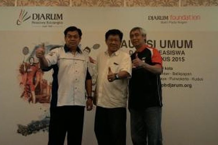 Program Director Bakti Olahraga Djarum Foundation, Yoppy Rosimin (tengah) dan Christian Hadinata saat menggelar keterangan pers rencana Audisi Umum Djarum Beasiswa Bulutangkis 2015.