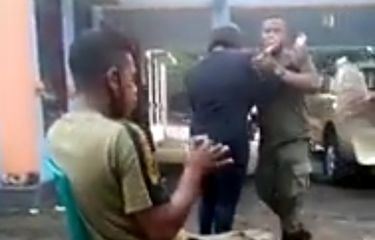 Foto : Sreenshot Sebuah video yang menampilkan anggota Satuan Polisi Pamong Praja (SatPolPP) berdansa ria dan meminum minuman keras di sebuah kantor di Kota Ende, viral di media sosial.