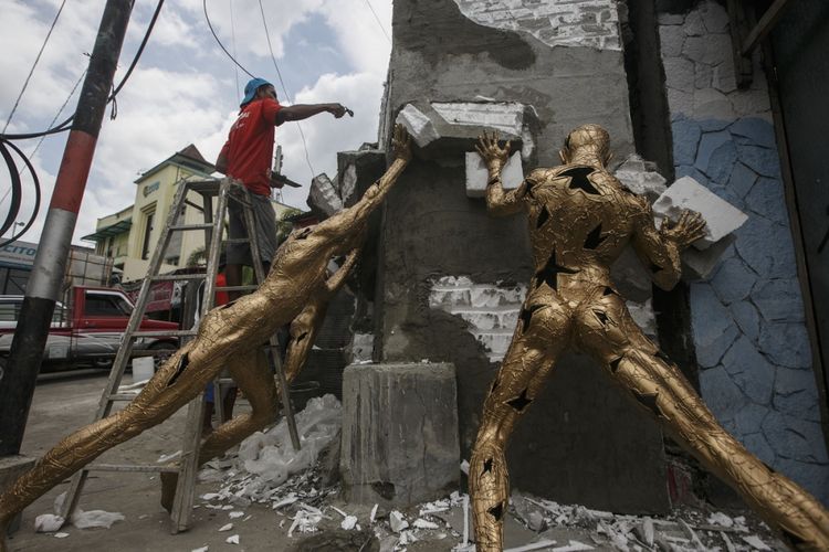 Pekerja memasang karya patung jelang Jogja Street Sculpture Project (JSSP) 2017 yang bertajuk Jogjatopia di kawasan Kridosono, Kotabaru, DI Yogyakarta, Selasa (3/10). Sebanyak 74 karya patung hasil kreasi 52 seniman yang menggambarkan dinamika Kota Yogyakarta akan dipajang selama tiga bulan mulai 10 Oktober 2017 di kawasan cagar budaya Kotabaru, pemukiman kota modern peninggalan zaman Belanda. ANTARA FOTO/Hendra Nurdiyansyah/foc/17.