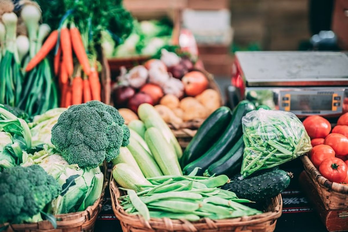 Sebagai bagian dari cara menjaga kesehatan jantung, penting untuk mengupayakan konsumsi sayur dan buah lebih banyak.