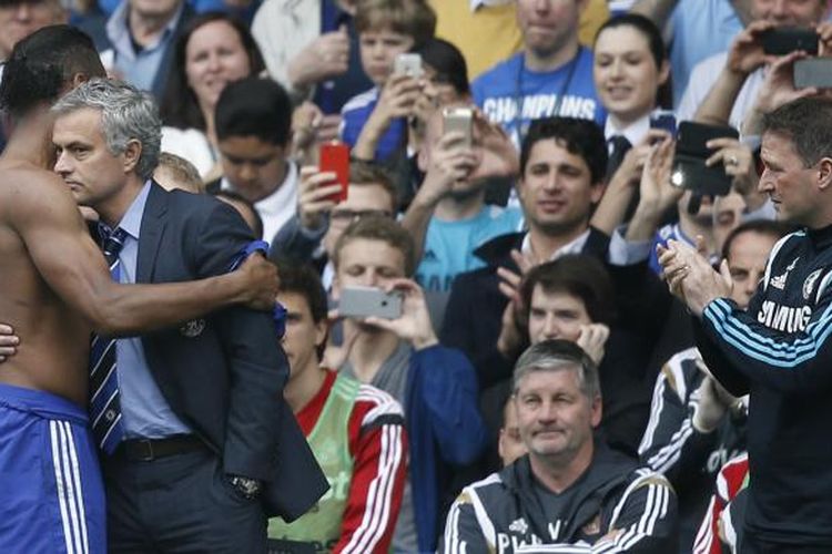 Didier Drogba (tak mengenakan baju) bersalaman dengan manajer Chelsea Jose Mourinho setelah ditarik keluar dalam laga terakhir Premier League melawan Sunderland di Stamford Bridge, Minggu (24/5/2015). Ini menjadi laga terakhir Drogba bersama Chelsea karena musim depan dia meninggalkan The Blues.