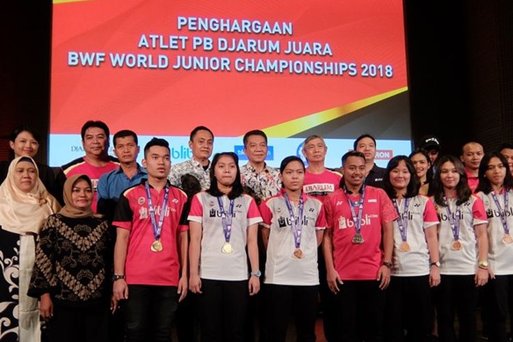 Para pemain junior PB djarum yang berprestasi pada kejauraan dunia yunior BWF badminton JUnior Championships 2018, bersama pembina klub dan orang tua.