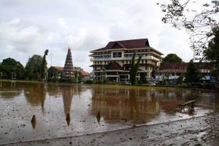 Kondisi Lapangan Sparta Tikala yang berhadapan dengan Kantor Walikota Manado digenangi lumpur tebal pasca banjir bandang yang menerjang Kota Manado pada Rabu (15/1/2014).