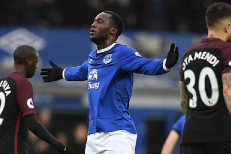 Striker Everton, Romelu Lukaku, merayakan golnya ke gawang Manchester City pada pertandingan Premier League di Goodison Park, Minggu (15/1/2017). 