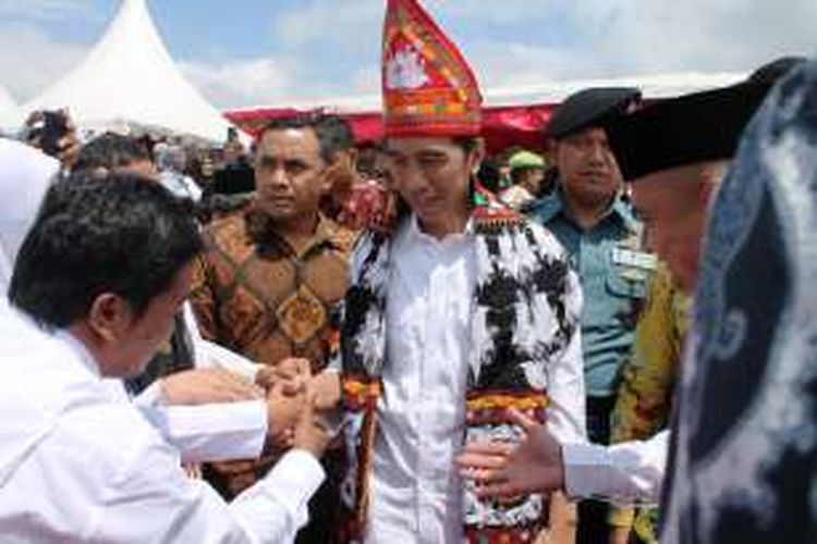 Presiden Joko Widodo saat menyapa masyarakat yang hadir saat peresmian Bandar Udara Rembele, Kabupaten Bener Meriah, Aceh, Rabu (2/3/2016).