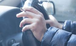 Stop Mengemudi Sambil Merokok, Jalan Raya Adalah Ruang Publik