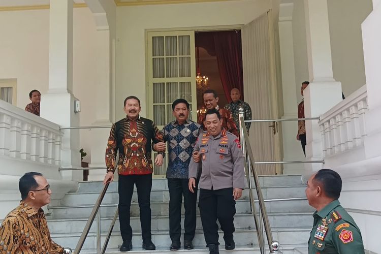 Momen Menko Polhukam Hadi Tjahjanto menggandeng tangan Kapolri Jenderal Listyo Sigit Prabowo dan Jaksa Agung ST Burhanuddin di tangga belakang Istana Negara, Jakarta, Senin (27/5/2024).