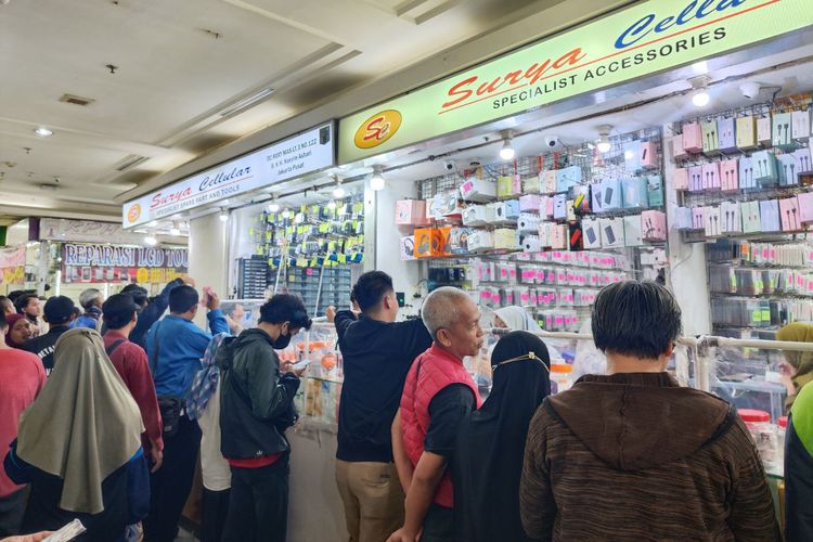 Konsumen memadati toko penjual aksesoris smartphone di ITC Roxy Mas