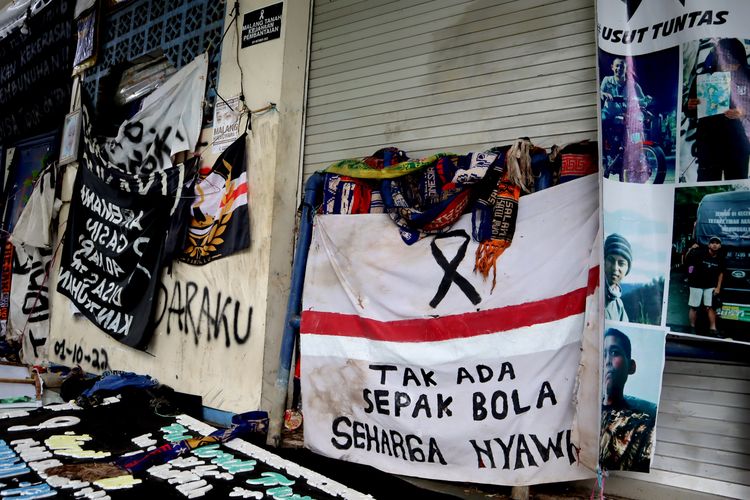 Atribut simpatik yang tersisa hingga 6 bulan pasca Tragedi Kanjuruhan 1 Oktober lalu yang menelan 135 korban jiwa dan 500an korban luka-luka akibat gas air mata usai pertandingan pekan ke-11 Liga 1 2022-2023 yang berakhir dengan skor 2-3 di Gate 13 Stadion Kanjuruhan Kepanjen Kabupaten Malang, Sabtu (1/3/2023) sore.