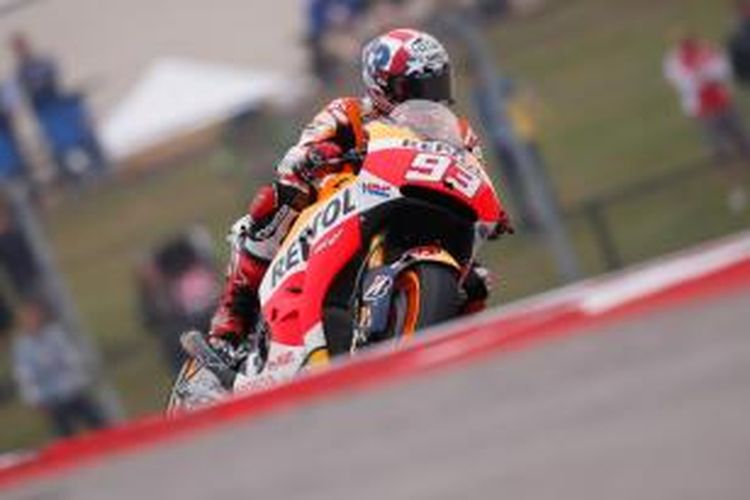 Pebalap Repsol Honda asal Spanyol, Marc Marquez, memacu motornya pada sesi latihan babas GP Americas di Austin, Sabtu (11/4/2015).