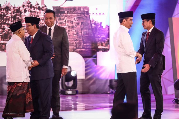 Pasangan calon presiden dan wakil presiden nomor urut 1, Joko Widodo dan Maruf Amin beserta pasangan calon presiden dan wakil presiden nomor urut 2, Prabowo Subianto dan Sandiaga Uno berjabat tangan setelah debat pilpres pertama di Hotel Bidakara, Jakarta Selatan, Kamis (17/1/2019). Tema debat pilpres pertama yaitu mengangkat isu Hukum, HAM, Korupsi, dan Terorisme.