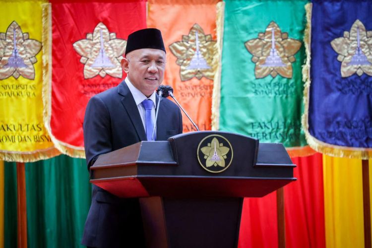 MenKop UKM Teten Masduki menyampaikan pidato dalam Orasi Ilmiah di USK Aceh, Jumat (8/12/2023).