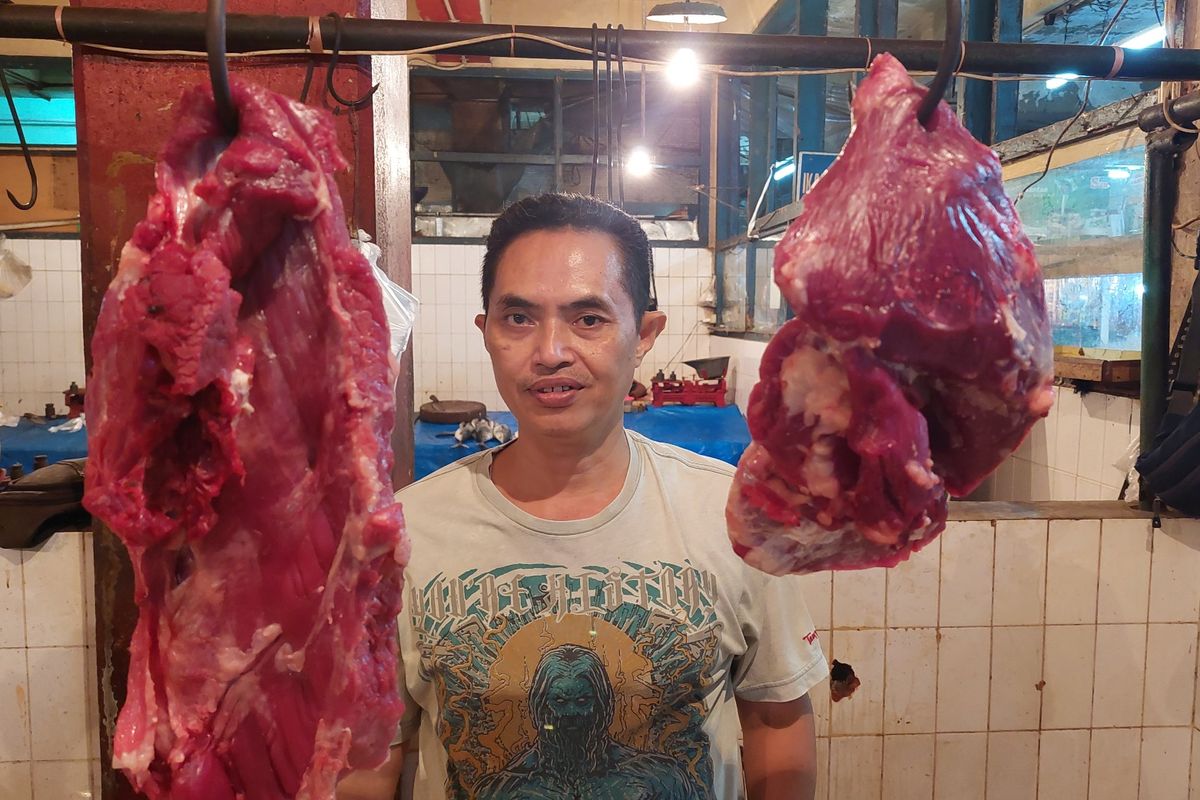 Pedagang daging sapi di Pasar Slipi, Jakarta Barat, mengeluhkan harga daging yang masih tinggi meski sudah melakukan aksi mogok berdagang. 