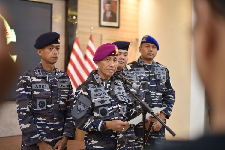 Komandan Lantamal VI Makassar, Brigjen TNI (Mar) Andi Rahmat saat jumpa pers di Mako Lantamal VI, Makassar, Minggu (5/5/2024).