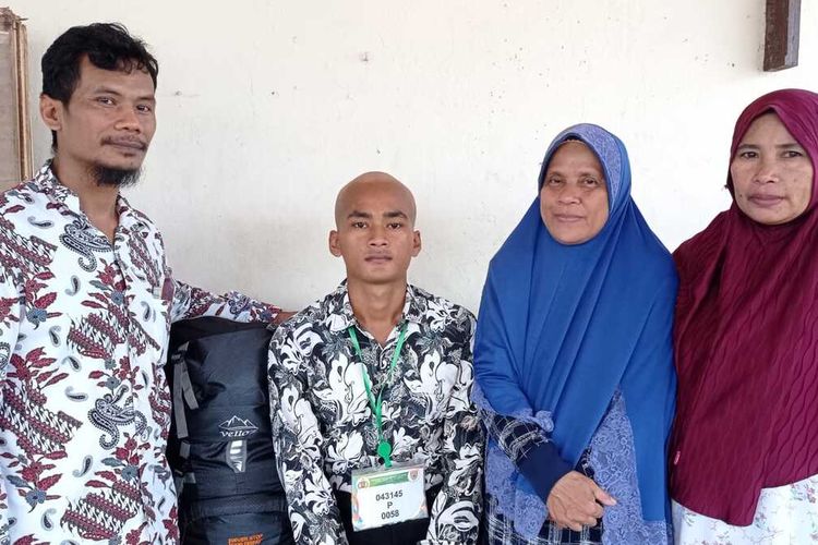 Faizul Rahman bersama ayahnya Abdul Majid, sang nenek dan ibunya Halimah saat berada di Mapolsek Sirimau Kota Ambon mempersiapkan keberangkatan anaknya usai ada pencabutan laporan polisi dari pihak korban.
