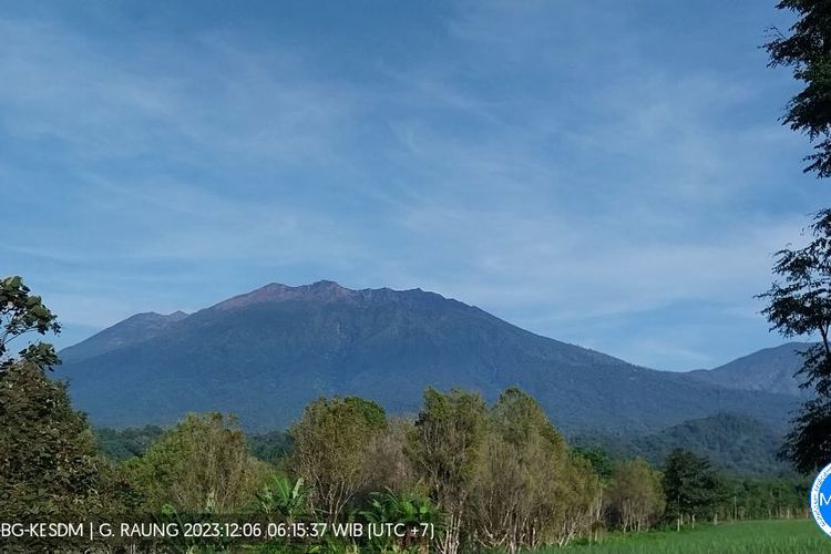 Gunung Raung dipantau dari PPGA Raung Desa Sumberarum, Kecamatan Songgon, Banyuwangi 