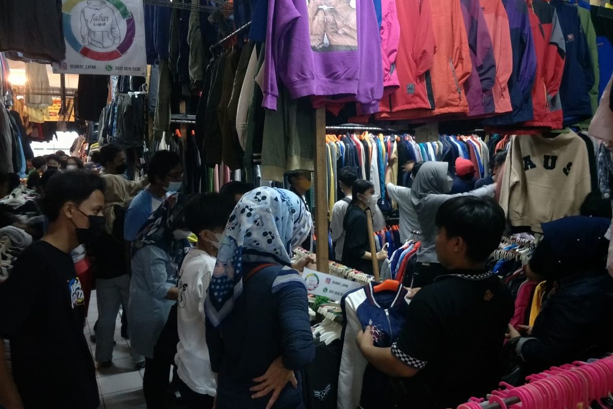 Pasar Poncol Senen, Jakarta Pusat diramaikan oleh para pengunjung yang berburu baju seken jelang Lebaran, Sabtu (8/5/2021).