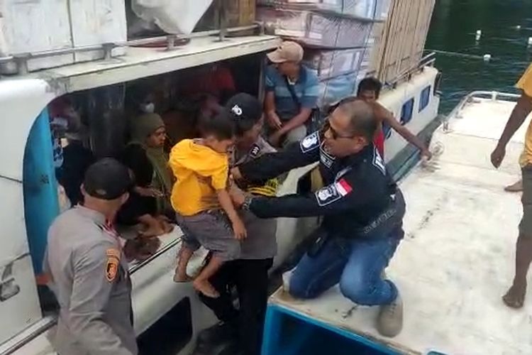 Video yang memperlihatkan aksi heroik sejumlah anggota polisi dari Polsek Sangia Wambulu, melakukan penyelamatan terhadap puluhan penumpang kapal di laut perairan Kabupaten Buton Tengah, Sulawesi Tenggara, viral di media sosial, Rabu (29/3/2023).