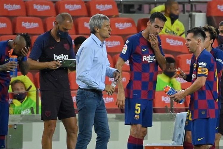 Quique Setien saat memberi arahan selama break laga Barcelona vs Atletico Madrid pada lanjutan pekan ke-33 Liga Spanyol di Stadion Camp Nou, Rabu (1/7/2020) dini hari WIB. 