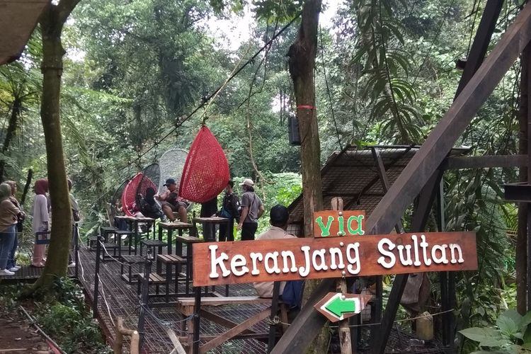 Ilustrasi fasilitas Keranjang Sultan di Lembah Purba di Situ Gunung, Sukabumi, Jawa Barat.