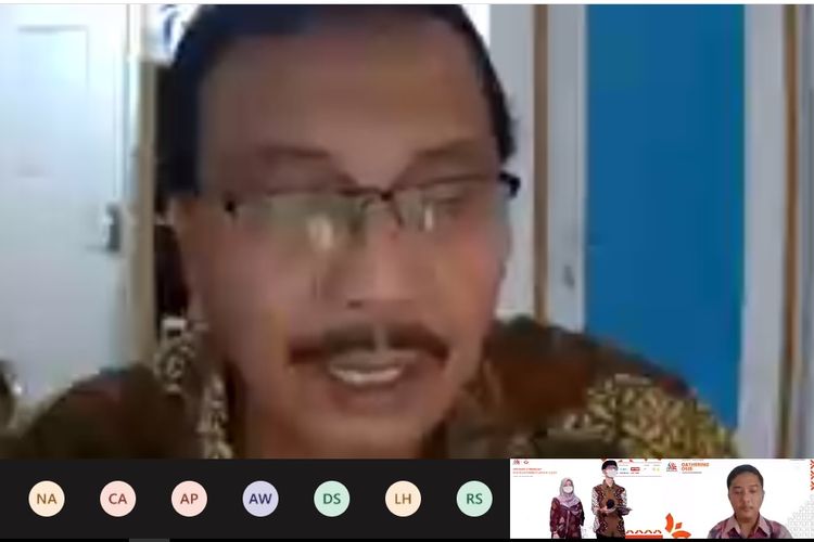 Kasubdit Peserta Didik Direktorat Pembelajaran SMA Kemendikbud Ristek, Dr. Juandanilsyah, SE,. MA saat membuka kegiatan Opening Ceremony ISYF Coaching Class (ICC) Volume 2 dengan tema ?Achieve Well-being in The Digital Age? secara virtual pada Sabtu, 9 Oktober 2021.