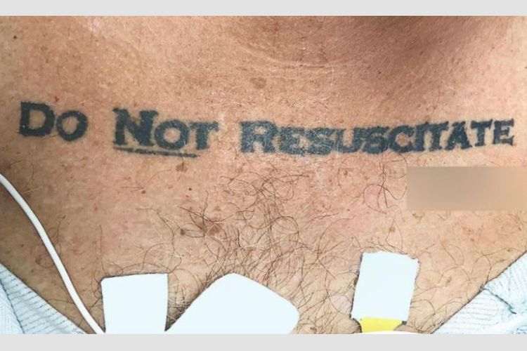 Tato bertulis do not resuscitate di dada seorang pria berusia 70 tahun yang dilarikan ke sebuah rumah sakit di Miami, Florida, menyulitkan tim dokter untuk mengambil tindakan medis.