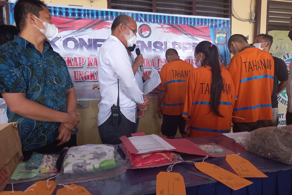 Foto: Polisi menggelar konferensi pers pengungkapan dua kasus peredaran narkoba jenis ganja di Mapolres Pematang Siantar, Jumat (4/11/2022).