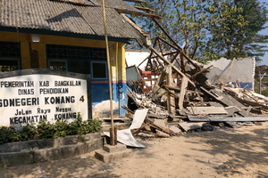 Ruang Kelas 6 Ambruk, Puluhan Siswa SDN Konang 4 Belajar Lesehan di Kelas Lain