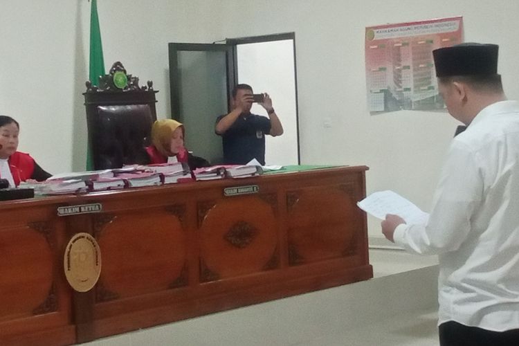Irfandi, pegawai bank BNI mengajukan pembelaan atas kasus uang palsu UIN Alauddin Makassar di pengadilan negeri (PN) Sungguminasa, Kabupaten Gowa, Sulawesi Selatan. Rabu, (6/8/2025).