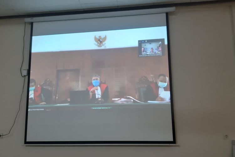 Sidang kasus illegal logging, dengan terdakwa Mansur bin Delewa (50) asal Sulawesi Selatan, digelar melalui video conference, Senin (30/3).