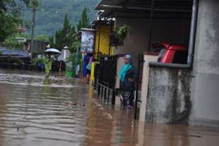 Banjir sungai gung 1 Caption 1 : Perumahan Griya Mahkota Cemara Sewu, Kalirejo Ungaran, Kabupaten Semarang 