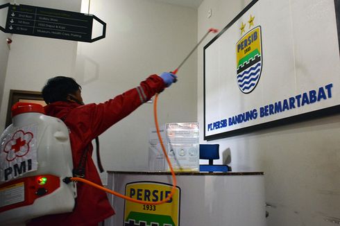 PMI Intensifkan Penyemprotan Disinfektan ke Fasilitas Umum di Jakarta 