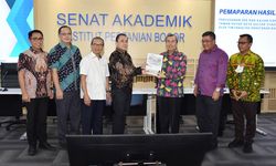 Syamsuar Berikan Beasiswa Senilai Rp 495,8 Juta untuk 34 Mahasiswa IPB Asal Riau