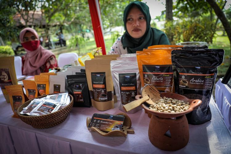Menteri Koperasi dan Usaha Kecil Menengah, Teten Masduki berdiskusi bersama pelaku usaha kopi dan Asosiasi Kopi di Pendopo Bupati Lombok Barat, Rabu (26/1/2022). 