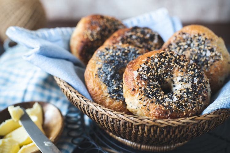 Meski enak, tapi bagel terbuat dari white grains yang tak memiliki banyak kandungan nutrisi.