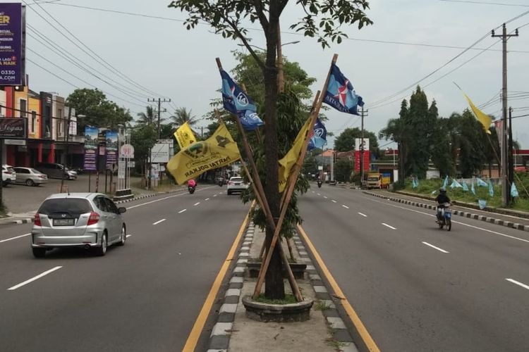 Bendera parpol yang dipasang di separator Jalan Magelang-Yogyakarta di Mertoyudan, Magelang, Jumat (26/1/2024).