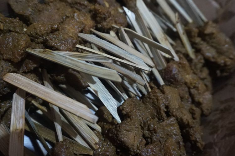 Katikan khas Suku Osing di Banyuwangi, yang terbuat dari bambu yang diruncingkan bagian ujungnya dan agak lebar di bagian pangkal untuk menusuk daging sapi yang dimasak aseman.