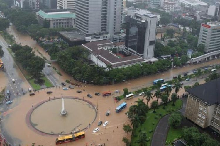 Banjir di kawasan bundaran air mancur di samping Patung Arjuna Wiwaha, Jalan MH Thamrin, Jakarta, Senin (9/2/2015). Curah hujan yang tinggi mengakibatkan sejumlah tempat di ibu kota terendam banjir. KOMPAS / LASTI KURNIA