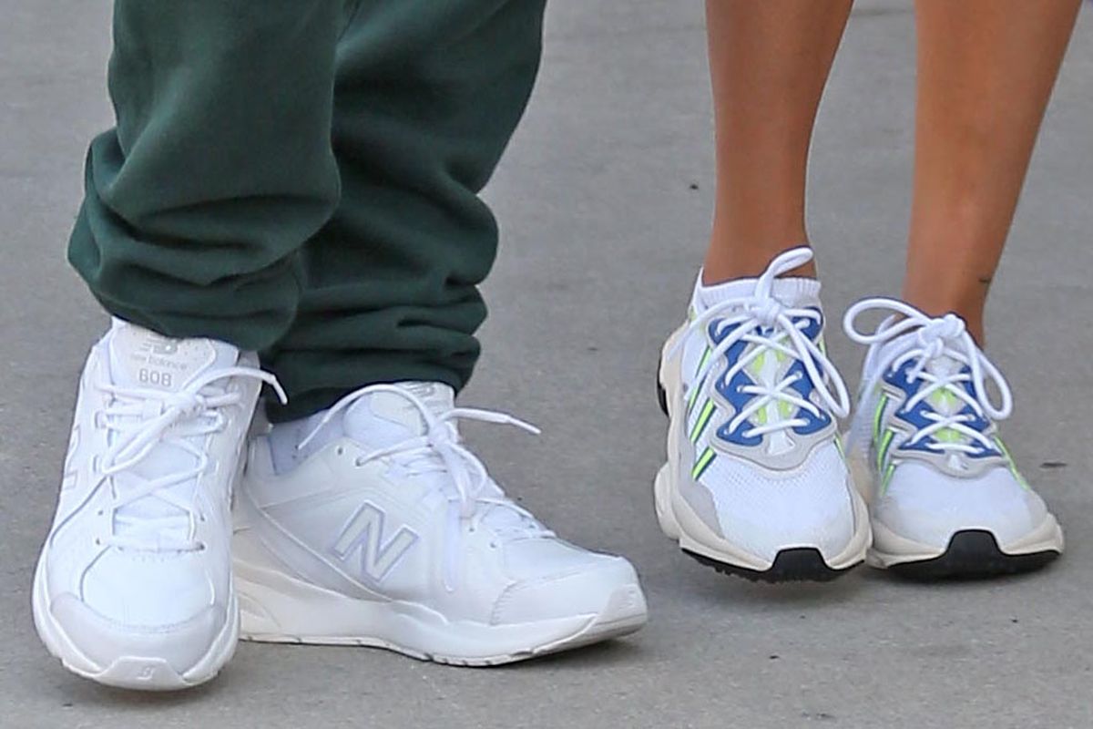 Sepatu yang dikenakan Justin dan Hailey Bieber saat pergi makan siang di Los Angeles beberapa waktu lalu.