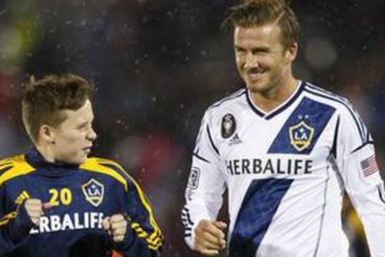 David Beckham (kanan) dan putranya, Brooklyn.