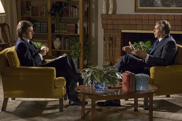 Frank Langella dan Michael Sheen beradu akting dalam film Frost/Nixon (2008).