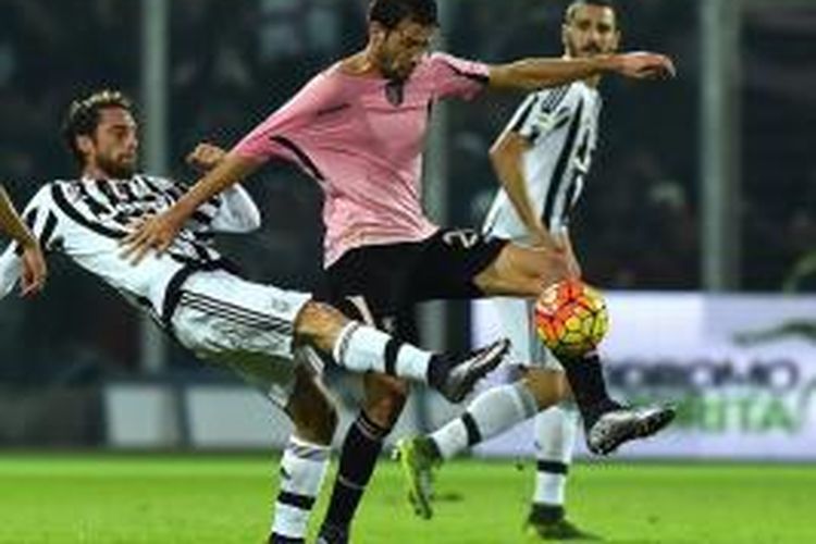 Pemain Palermo, Franco Vazquez (kaus merah jambu), berusaha mengontrol bola pada lanjutan Serie A kontra Juventus di Stadion Renzo Barbera, 29 November 2015.
