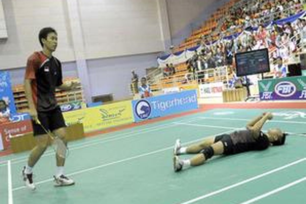 Hendra Setiawan (kiri), belum pasti bisa memperkuat Indonesia di kualifikasi Piala Thomas pekan depan.