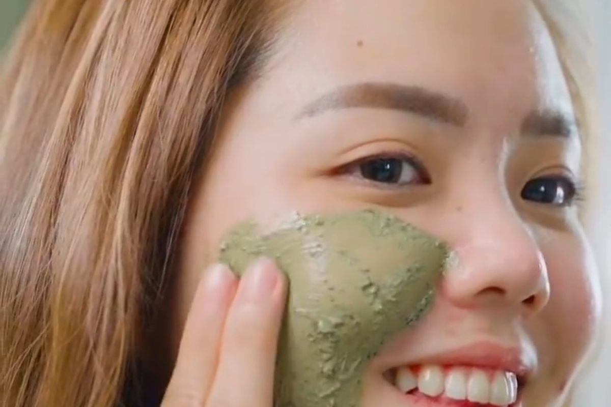 Matcha Clay Face Mask dari Pore Hero Beauty ketika diaplikasikan ke wajah.